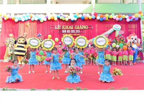 Các bé trường Mầm non Hoa Sen vui đón năm học mới 2018 - 2019
